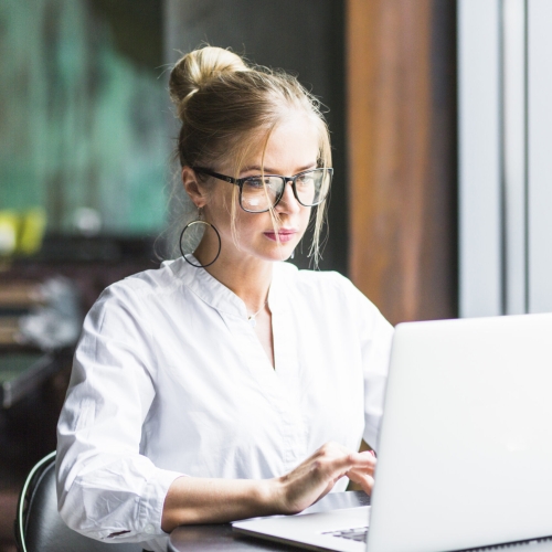 businesswoman-working-laptop